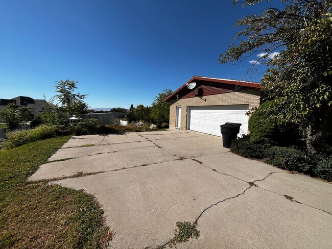 Building Photo - Beautiful 6 Bedroom/4 Bathroom in Centerville