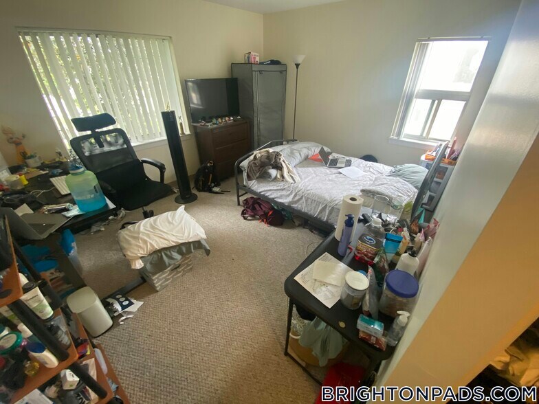 Building Photo - 146 N Beacon St