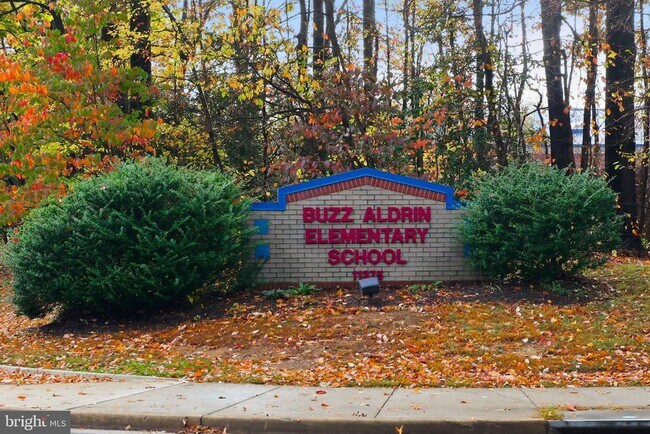 Building Photo - 1340 Garden Wall Cir