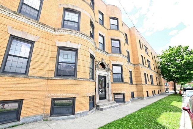 Primary Photo - Large 2bed/1bath in Hot Bronzeville. ONE M...