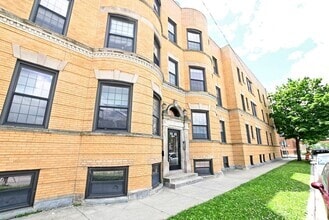 Building Photo - Large 2bed/1bath in Hot Bronzeville. ONE M...