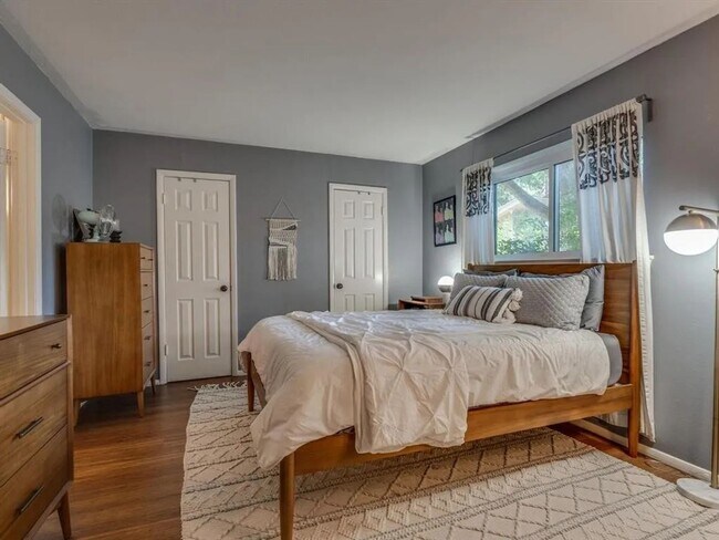 Building Photo - Spectacular Home in Holiday Heights Add!  Come see Me!! I can be yours!!