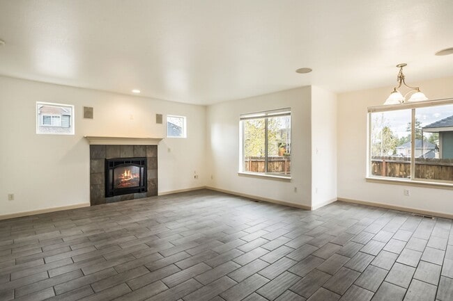 Building Photo - Cozy 3 Bed Home: New Carpet, Fully Fenced Yard & Near Old Mill