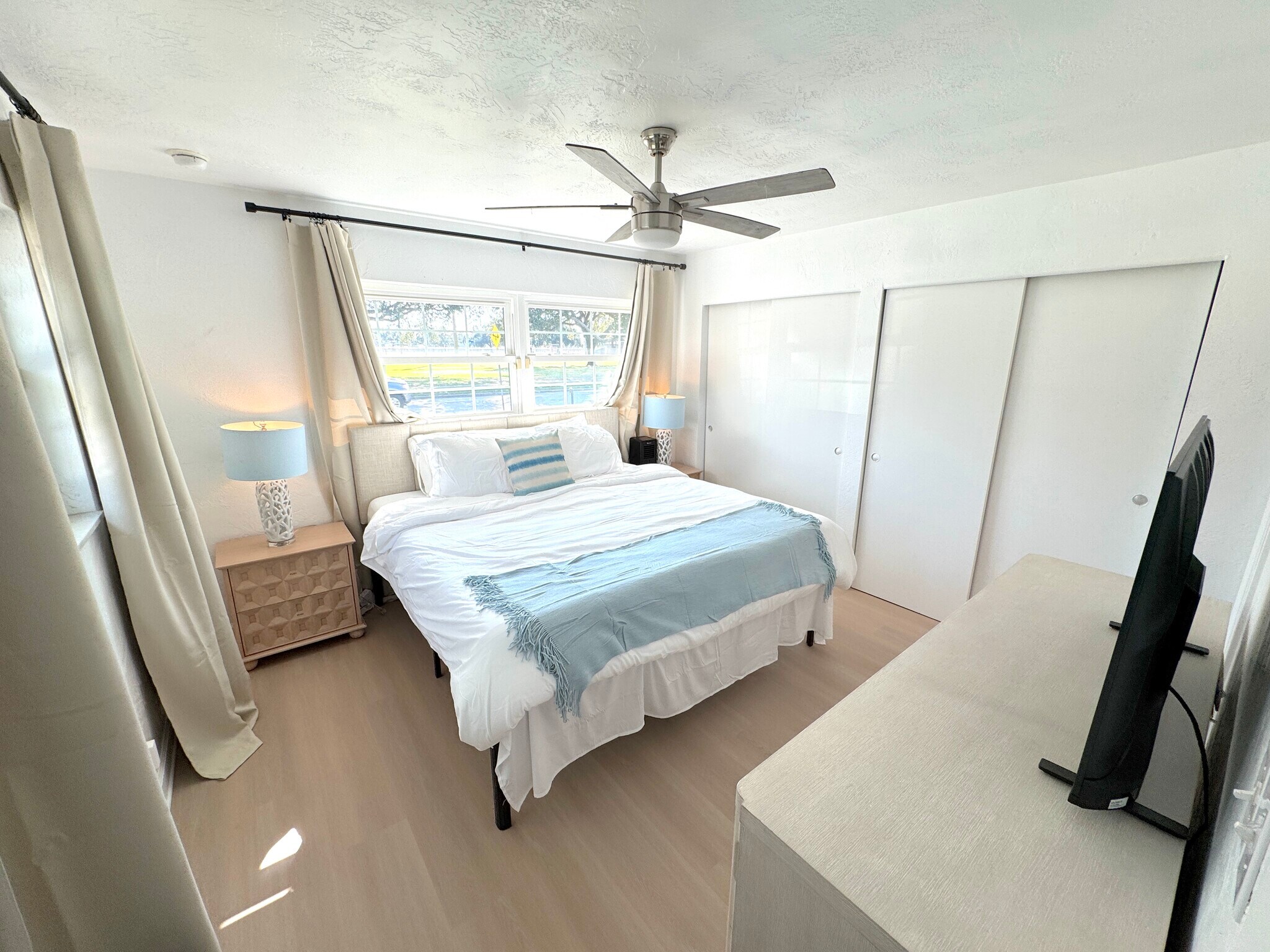 Building Photo - 5813 26th Ave N