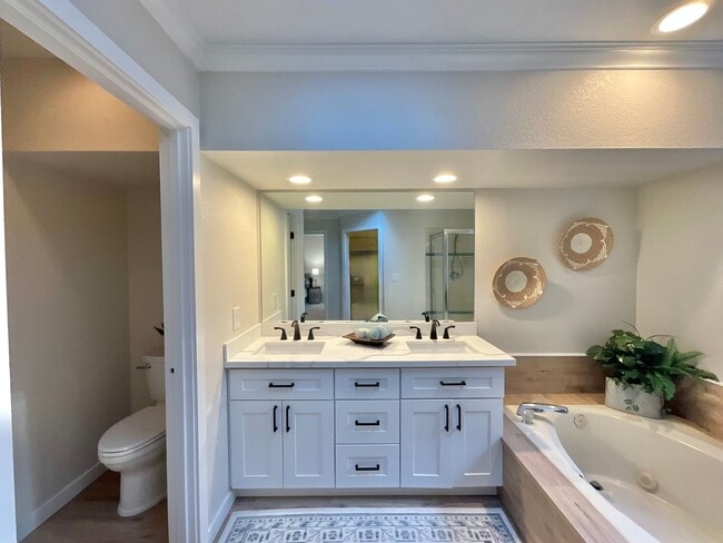 Building Photo - Spacious 3-Bedroom Home with Sunroom in Private Lake Community – Everett