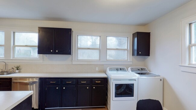 Building Photo - 3327 Sims St