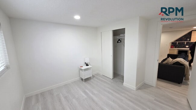 Building Photo - "Charming 2-Bedroom Retreat with Stunning Views on Mountain Side Drive!"