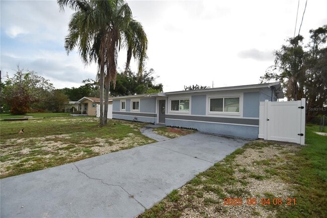 Building Photo - 417 Country Club Dr