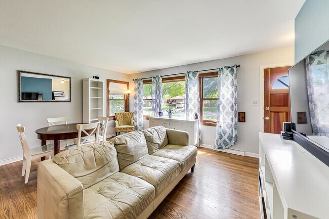 Building Photo - 1304 N Mitchell Ave