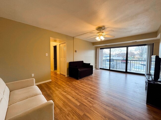 Building Photo - Sun-filled 1 Bed 1 Bath Condo With Balcony In Hawthorne Village