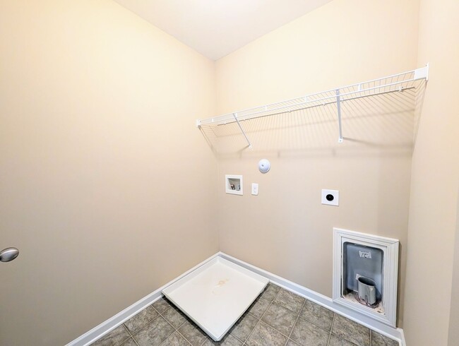 Building Photo - 4461 Middletown Dr