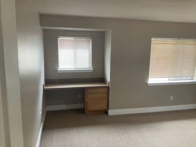 Building Photo - 5 Bedroom Duplex in University Area