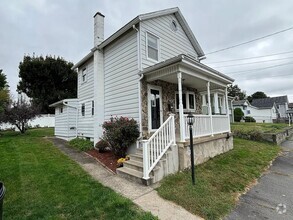 Building Photo - beautifully renovated 3 bedroom single fam...