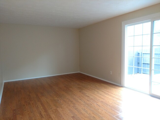 Building Photo - Beautiful Townhouse in Quail Run Community