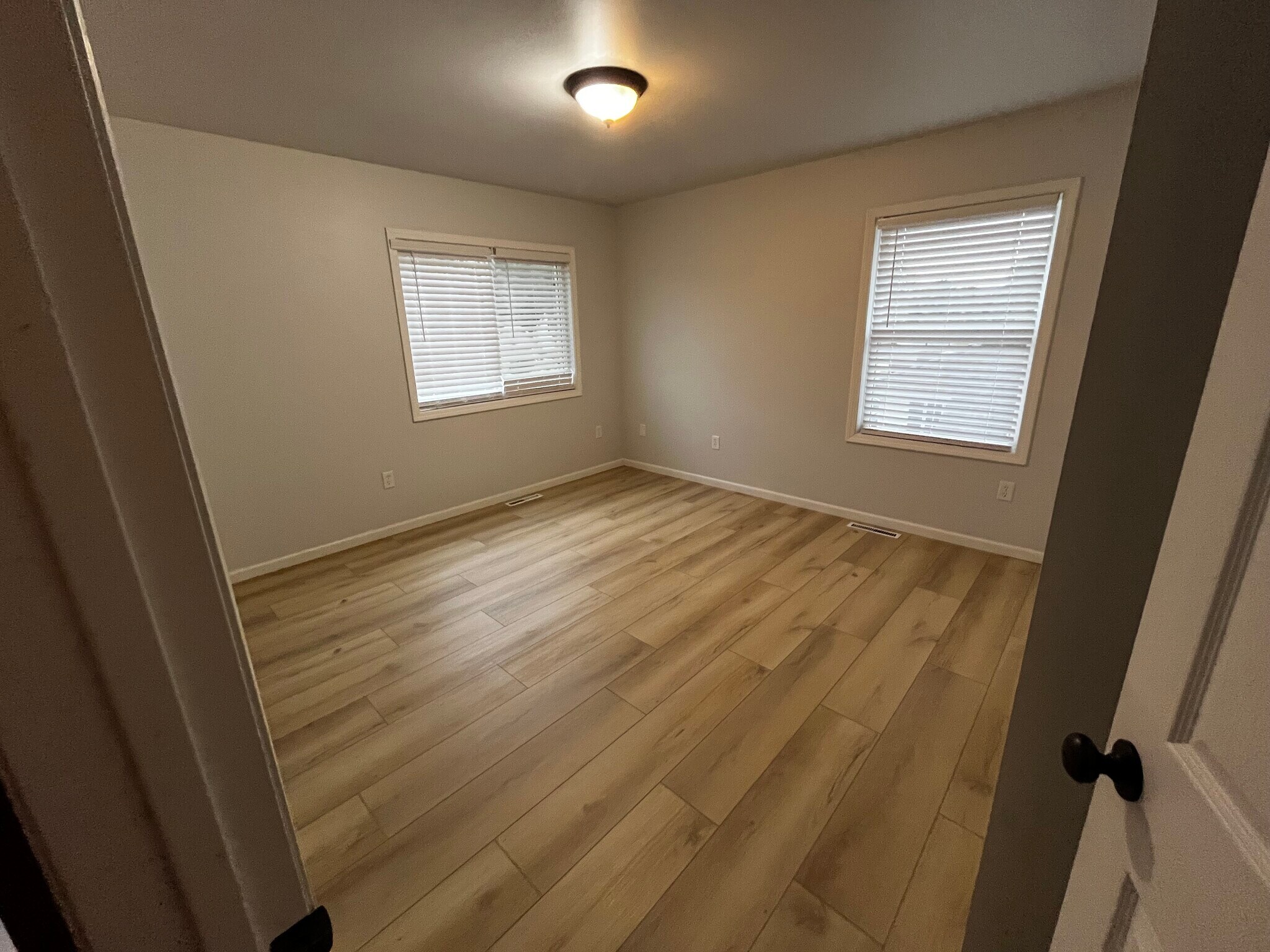 Building Photo - 705 Plainfield Ct