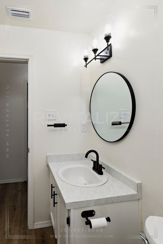 Building Photo - Beautifully Updated 3BR / 2BA in West Mobile with Private Courtyard