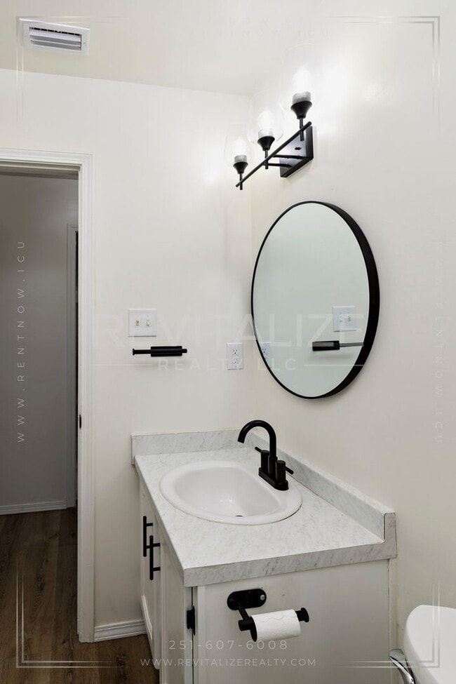 Building Photo - Gorgeous 3 Bedroom/2 Bathroom Home in West...