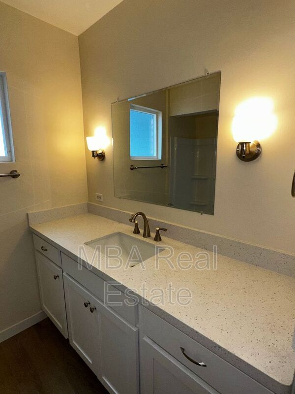 Building Photo - 660 W Erie St