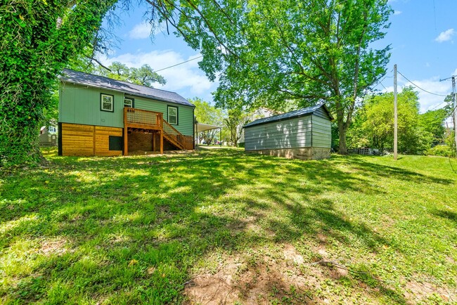 Building Photo - 2 Bedroom Home For Rent Near Madison Street!