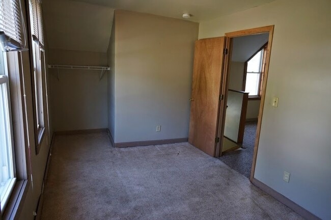 Building Photo - AVAILABLE JUNE- Gorgeous 4 Bed, 1 Bathroom Hillside Home!