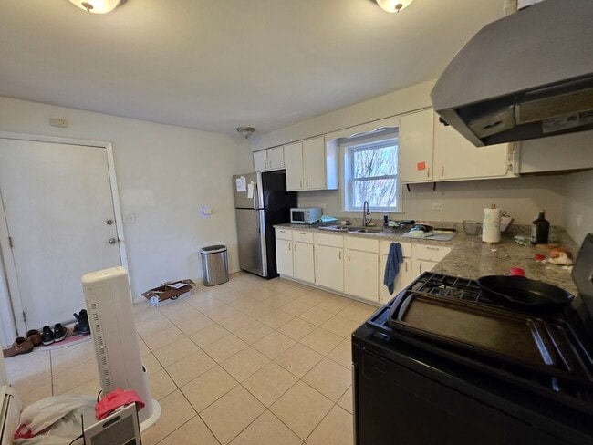 Building Photo - 4022 N Avers Ave