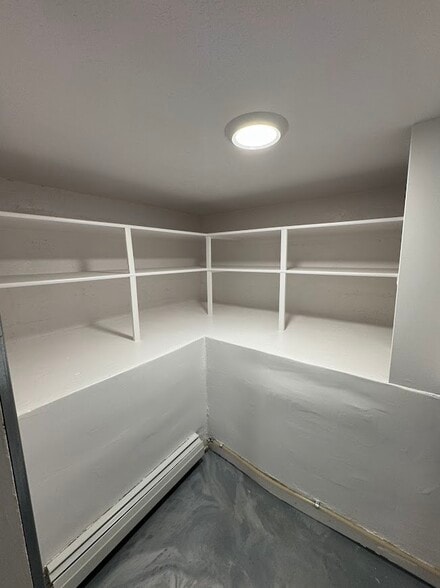 Walk-in Closet - 141 W 200 N
