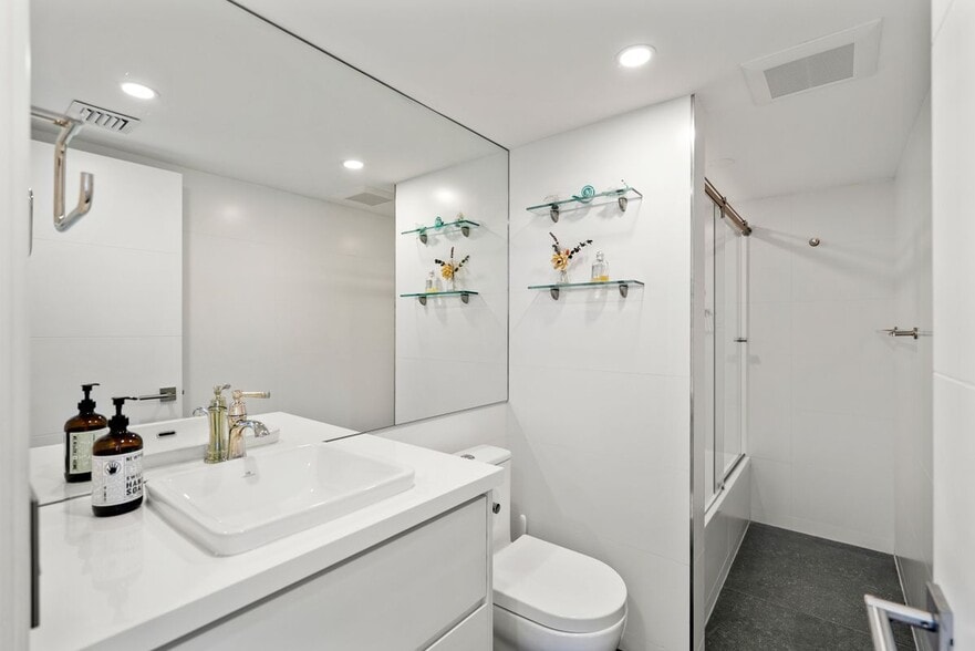 Building Photo - 5757 Collins Ave