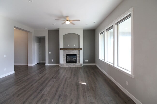 Building Photo - 3 bedroom, 2 bath home in Kennewick