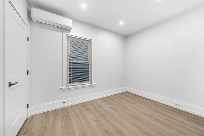 Building Photo - 92 Willow St