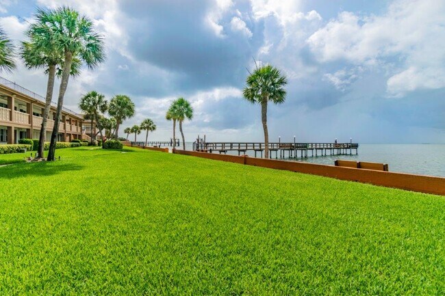 Building Photo - 650 Pinellas Point Dr S