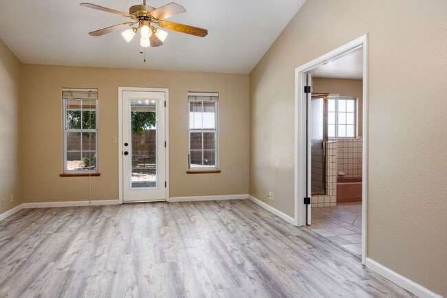 Building Photo - NORTHWEST SOLAR HOME - AVAILABLE NOW!!