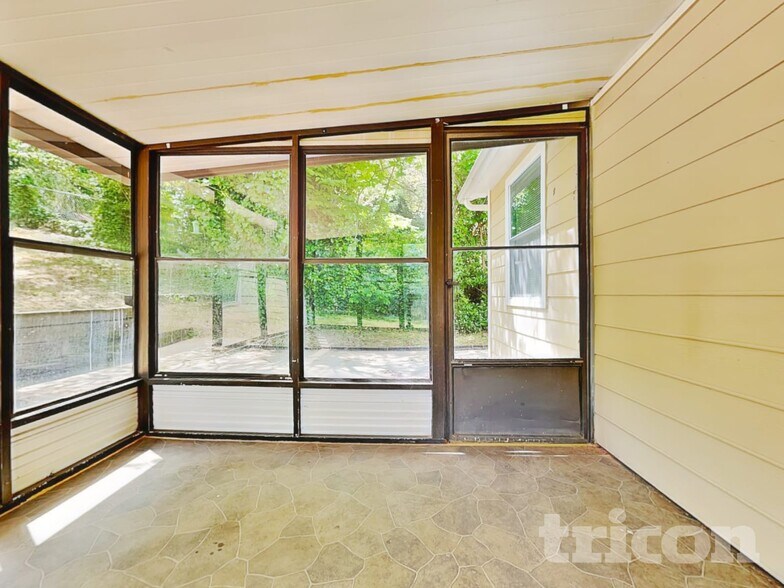 Building Photo - 2543 Mistletoe Ln SW