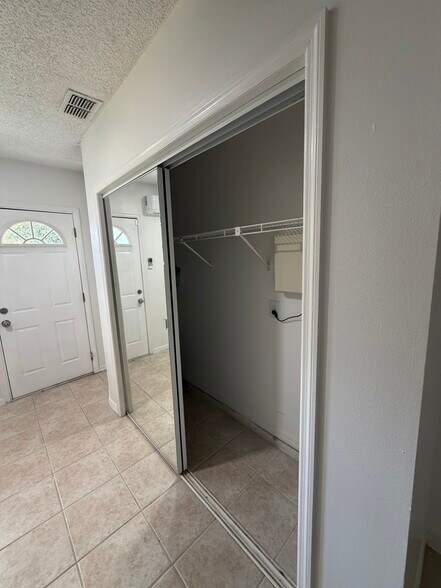 Building Photo - 2733 Glenview Dr