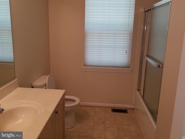 Building Photo - 16 Twin Lake Ct