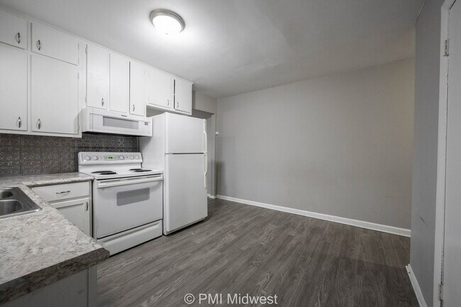 Building Photo - 823 Iowa St