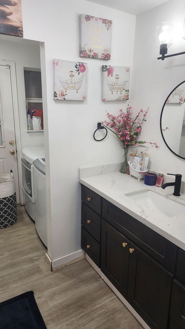 Building Photo - Renovated 4-Bedroom Single-Level Home in Quiet Kent Central Location