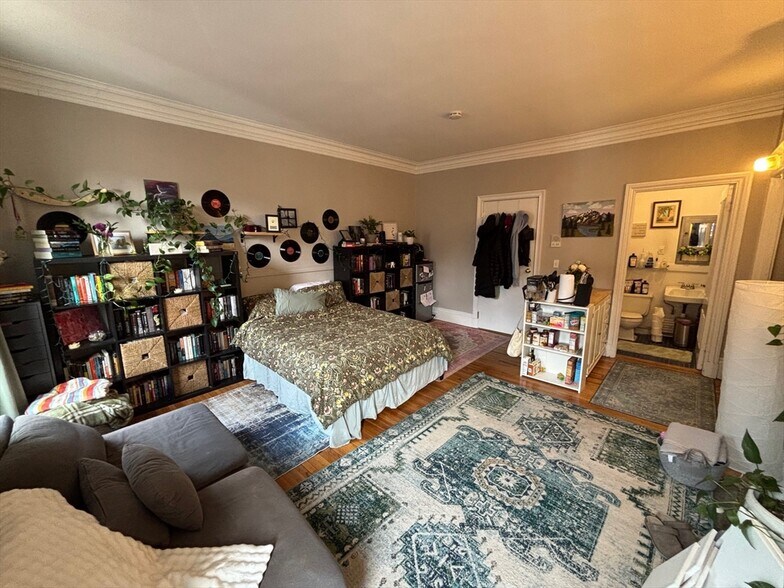 Building Photo - 100 Charles St