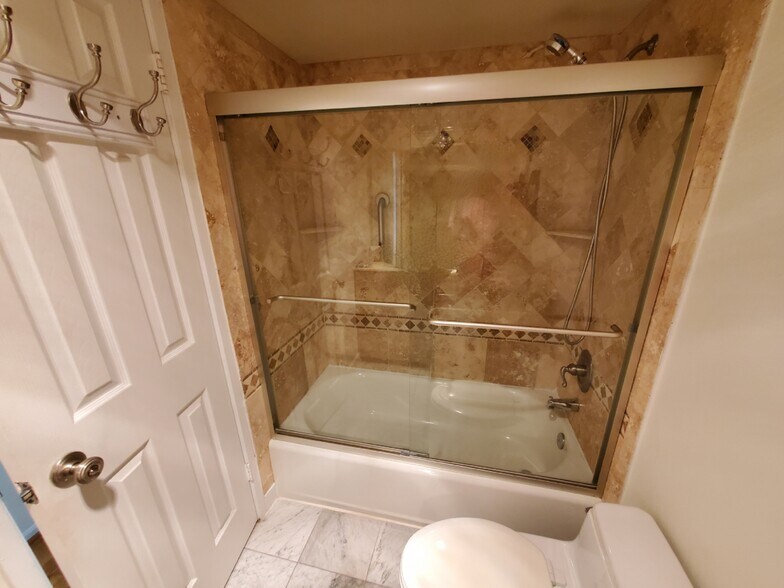 Second Full Bath - 203 Yoakum Pky