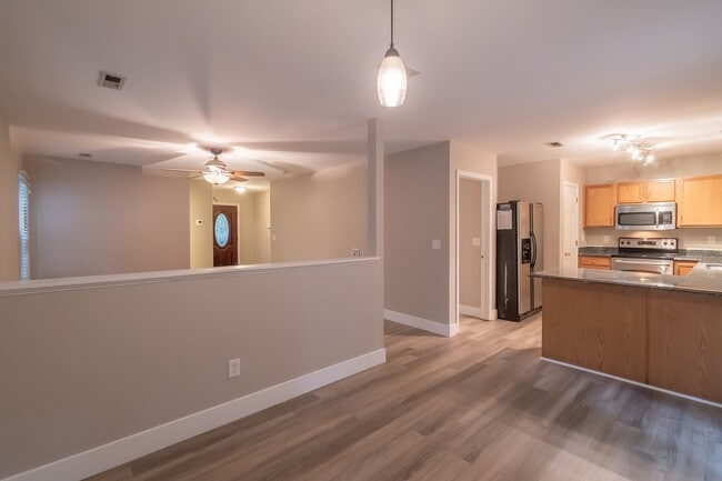 Building Photo - Cozy newly renovated 4 bedroom home on Hic...