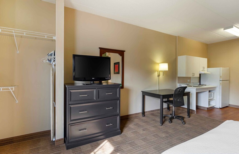 Building Photo - Furnished Studio-Chicago - Elmhurst -O'Hare