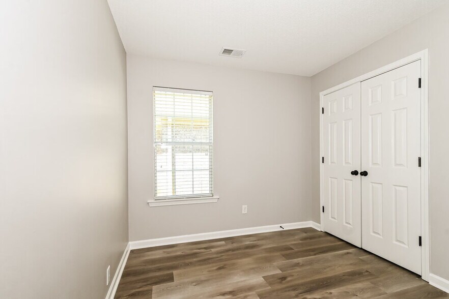 Building Photo - 9892 Southern Oak Way