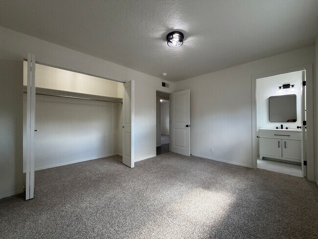 Building Photo - 5608 Drake Ave NW