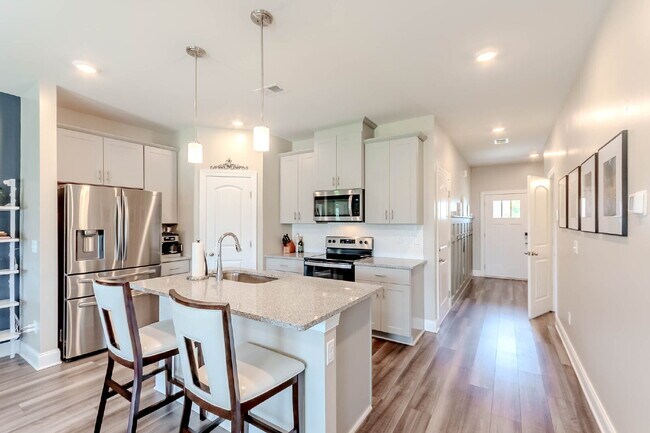 Building Photo - 3/2.5 Townhome w/ Garage. Great Location!