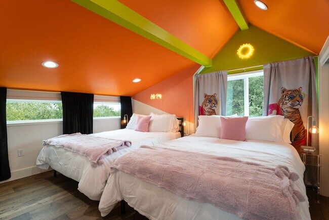 Building Photo - 2415 E 10th St