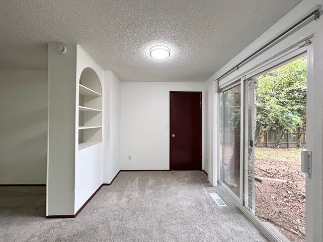 Building Photo - Bright and Open 3 Bed, 1 Bath House!