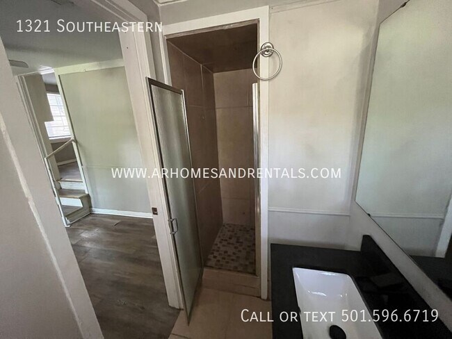Building Photo - 1321 Southeastern-