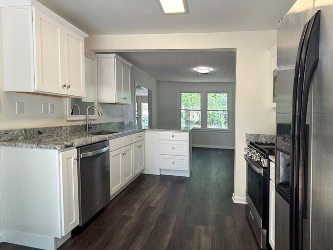 Building Photo - 244 Greenbrier Dr NE