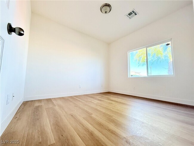 Building Photo - 6041 S Rosanna St