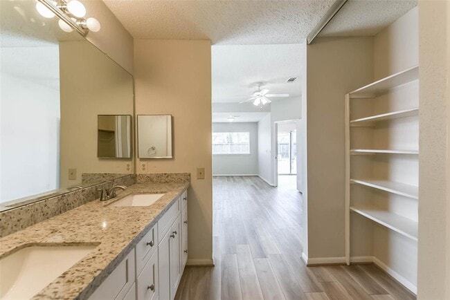 Building Photo - 9622 Oldenburg Ln