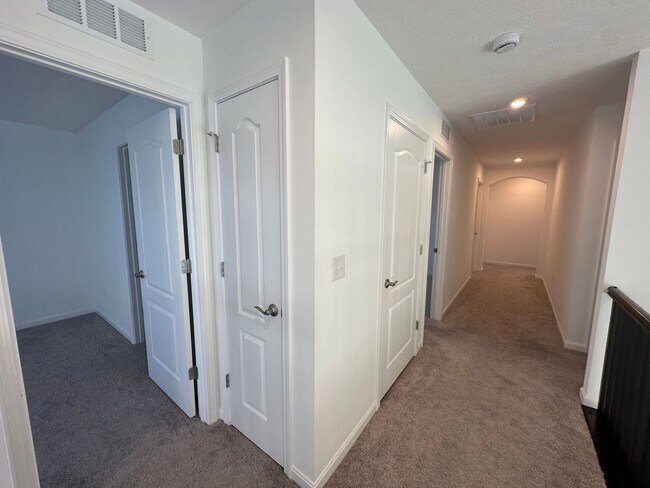 Building Photo - 10520 Vista View Dr